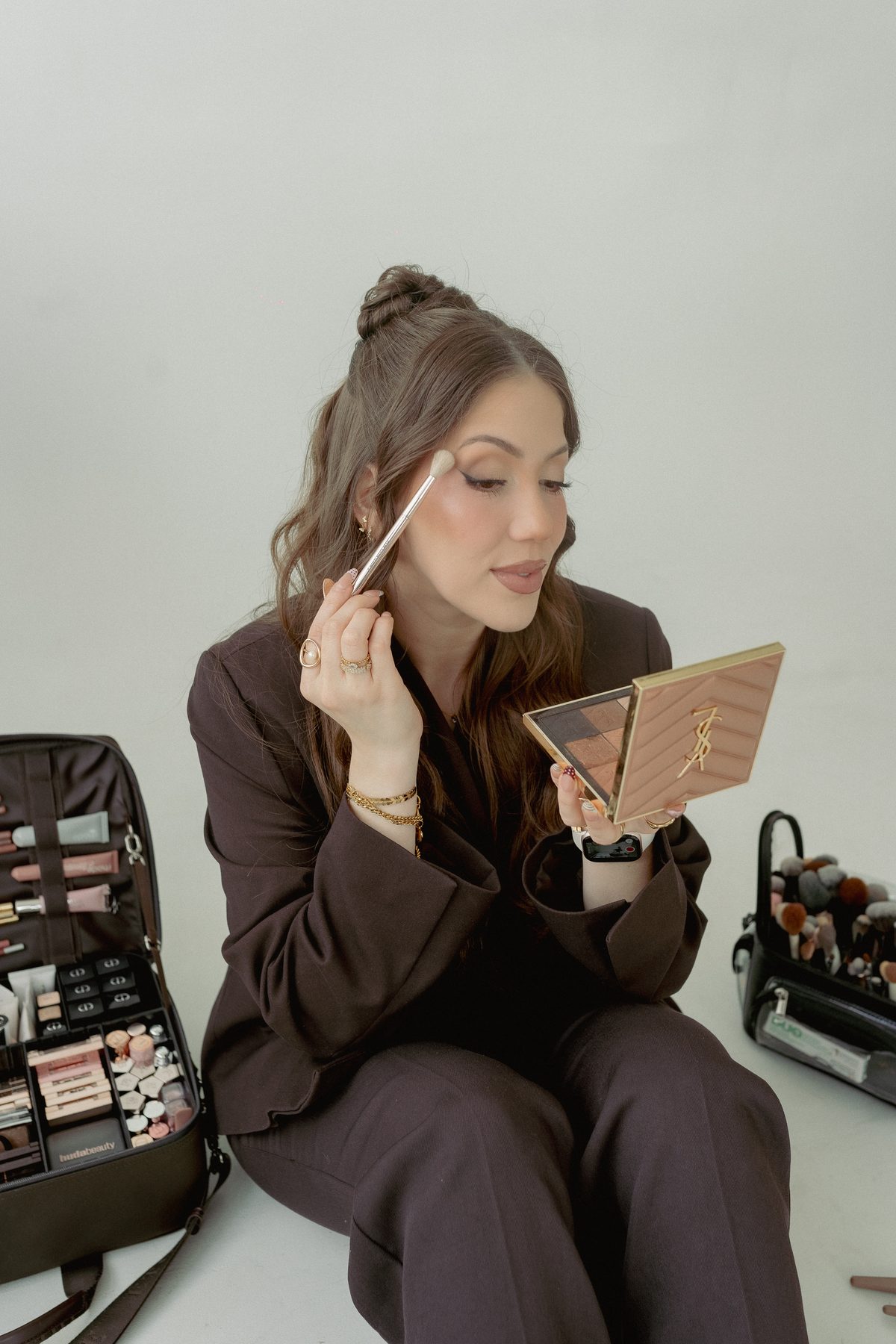 Gissell aplicando maquillaje profesional — cursos de automaquillaje en Pittsburgh PA